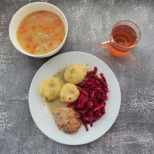 Dieta podstawowa  Zupa krem z białych warzyw Udziec z kurczaka wolno gotowany z ziołami Sos ziołowy (dieta) Kasza jęczmienna/sypko Surówka z rzodkwi Kompot owocowy z jabłkami Grzanki pszenne